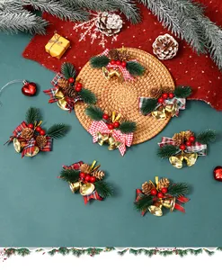 Cloches de Noël avec aiguilles de pin, baies et nœuds à carreaux pour décorations festives.