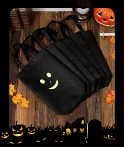Vista detallada de las bolsas de caramelos de fantasmas luminosos para Halloween.