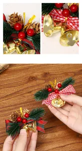 Détail de nœuds de Noël avec baies rouges, aiguilles de pin et cloches dorées.