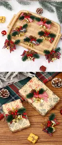 Nœuds de Noël décoratifs avec baies rouges et cloches sur des boîtes de cadeaux