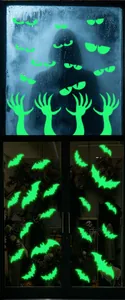 Vue détaillée des autocollants d'Halloween fluorescents avec chauves-souris et yeux sur verre.
