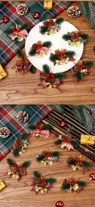 Détail d'ornements de Noël avec nœuds, aiguilles de pin, baies rouges et cloches dorées.