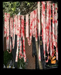 Detail van bloederige Halloween-gaasstrips hangend als griezelige buitendecoratie