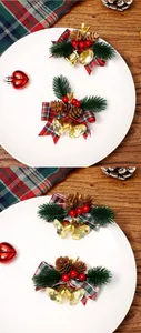 Détail de nœuds de Noël avec aiguilles de pin, baies et cloches dorées