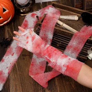 Bloedig gaasverband voor Halloween decoratie en enge spookhuis scènelay-out props.