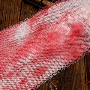 Griezelig Halloween bloederig gaasverband voor decoratie van horrorscène rekwisieten