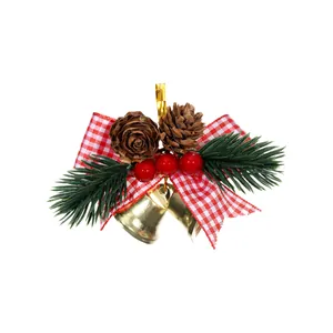 Décoration de Noël décorative avec baies rouges, pommes de pin et cloches dorées