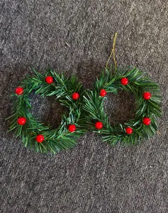Makroansicht künstlicher Weihnachts-Serviettenringe aus Kiefernadeln mit roten Beeren