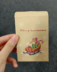 Nahaufnahme eines weihnachtlichen Kraftpapier-Umschlags mit Merry Christmas Aufdruck
