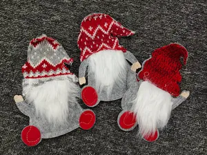 Juego de 3 portacubiertos gnomos de Navidad con gorros de punto rojos y grises para mesa