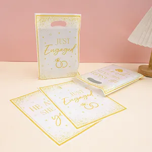 Elegantes bolsas de regalo 'Just Engaged' en blanco y dorado para bodas y compromisos