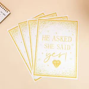 Elegantes bolsas regalo compromiso blancas y doradas con 'He asked she said yes'