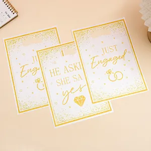 Elegantes bolsas de regalo Just Engaged en blanco y dorado brillante