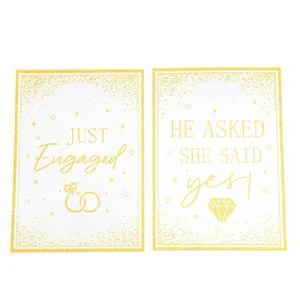 Elegantes bolsas de regalo con purpurina dorada Just Engaged para recuerdos de boda