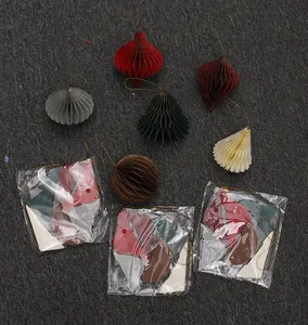 Vista dettagliata degli ornamenti natalizi in carta 3D con confezione retail.