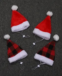 Detailansicht von Haustier-Weihnachtsmützen in Rot und Karomuster mit Band