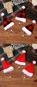 Detail kleiner Weihnachts-Haustiermützen in Karo- und Plüschoptik mit verstellbaren Riemen