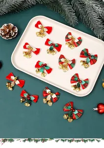 Primo piano di fiocchi di Natale rossi e verdi festivi con campanelli d'oro decorativi