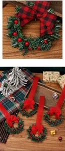 Detailweergave van mini kerstkransen met rode strikken en bessen voor kastdecoratie in huis