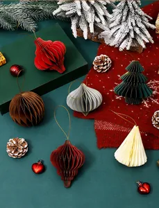 Assortimento di decorazioni natalizie in carta a nido d'ape con pigne festive e aghi