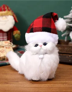 Nahaufnahme einer Haustier-Weihnachtsmütze mit rot-schwarzem Karomuster für Katzen