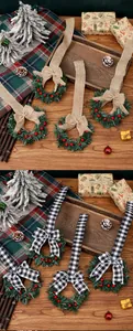Detail van kerstkransen voor kasten met strikken van jute en zwart-wit geblokt lint