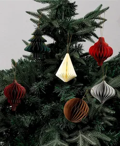 Vista dettagliata di vari ornamenti in carta a nido d'ape su un albero di Natale