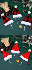 Detailansicht von roten und karierten Haustier-Weihnachtsmützen mit verstellbarem Riemen