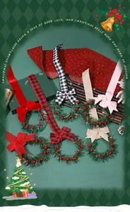 Détail de mini couronnes de Noël avec divers rubans à nœuds colorés et baies