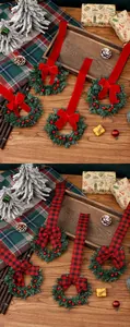 Detail van kerstkransen met rode fluwelen en rood-zwarte geruite linten strikken