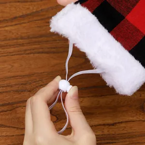 Verstellbares Kordelzug Detail einer rot-schwarz karierten Weihnachtsmuetze fuer Haustiere
