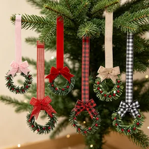 Mini couronnes de Noël décoratives avec nœuds en tissu assortis et rubans suspendus