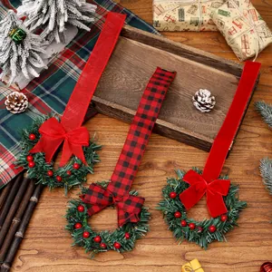 Set van kerst mini-kransen met rode linten en bessen voor kast- en raamdecoratie in huis