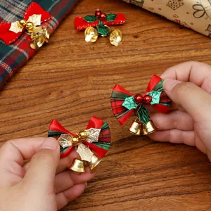 Fiocchi di Natale rossi e verdi con campanellini dorati per scatole regalo e fai da te