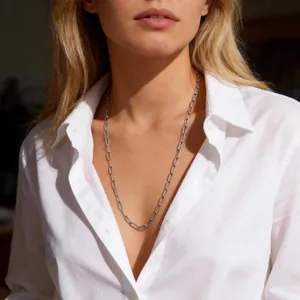 Προβολή lifestyle ασημένιου κολιέ με αλυσίδα συνδετήρα από ανοξείδωτο ατσάλι