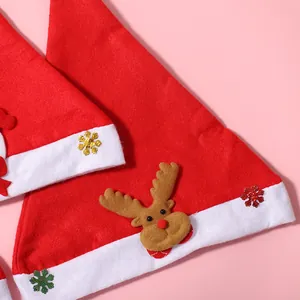 Nahaufnahme einer festlichen roten Weihnachtsmütze mit Rentier- und Schneeflocken