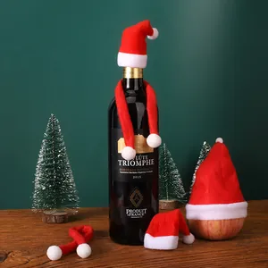 Mini set sciarpa e cappello di Natale per decorazione bottiglie di vino e tavola festiva.