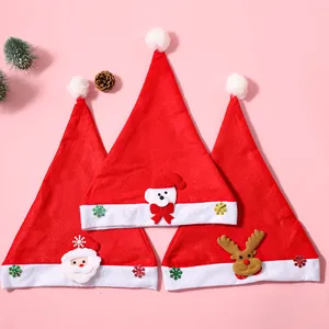 Nahaufnahme von drei festlichen Weihnachtsmützen mit Nikolaus-, Bären- und Rentier-Motiven