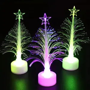 Juego de tres árboles de Navidad de fibra óptica LED que cambian de color sobre fondo negro