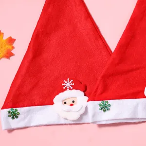 Detailansicht der roten Weihnachtsmütze mit Weihnachtsmann und Glitzerschneeflocke
