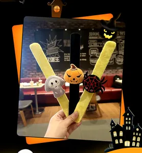 Dettaglio di braccialetti a scatto di Halloween con motivi in peluche di zucca, fantasma e ragno.