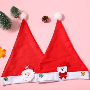 Detail von Cartoon-Weihnachtsmützen mit Weihnachtsmann- und Bären-Patches für Feste