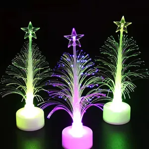 Vista detallada de árboles de Navidad LED de fibra óptica de colores con estrella