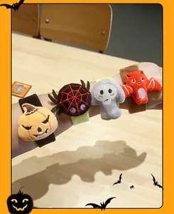 Dettaglio di quattro braccialetti a scatto in peluche per Halloween: zucca, ragno e fantasma
