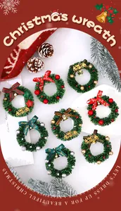 Detailansicht verschiedener Mini-Weihnachtskranz-Kühlschrankmagnete für die Dekoration