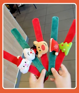 Primer plano de pulseras de Navidad con figuras de felpa de Papá Noel y reno