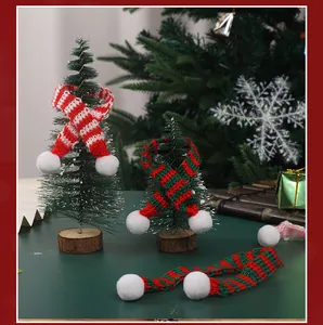 Vue détaillée de mini écharpes de Noël tricotées avec des pompons blancs sur arbres