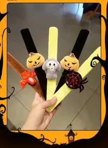 Dettaglio dei braccialetti a scatto di Halloween in peluche con zucca e fantasma