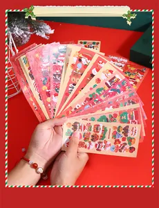 Gros plan détaillé de stickers de Noël holographiques laser avec des motifs de dessins animés