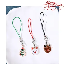 Detalle de dijes navideños de aleación con diseños de árbol y reno para bolsos.